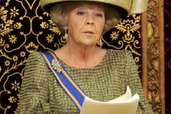 De koningin leest de Troonrede voor.